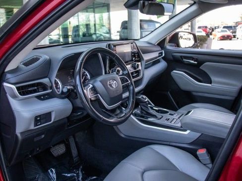 Used 2022 Toyota Highlander XLE image 12
