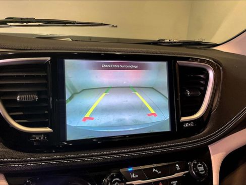 Used 2024 Chrysler Pacifica Select image 14