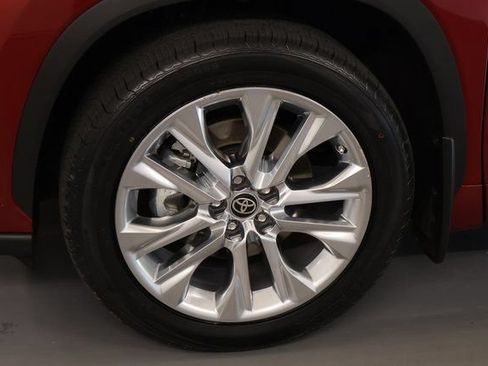 Used 2022 Toyota Highlander Limited FWD image 8