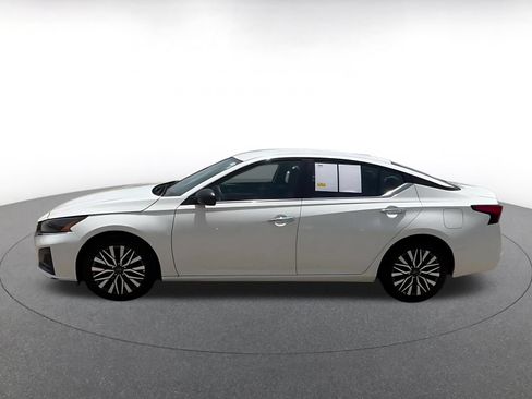 Used 2025 Nissan Altima 2.5 SV FWD image 9