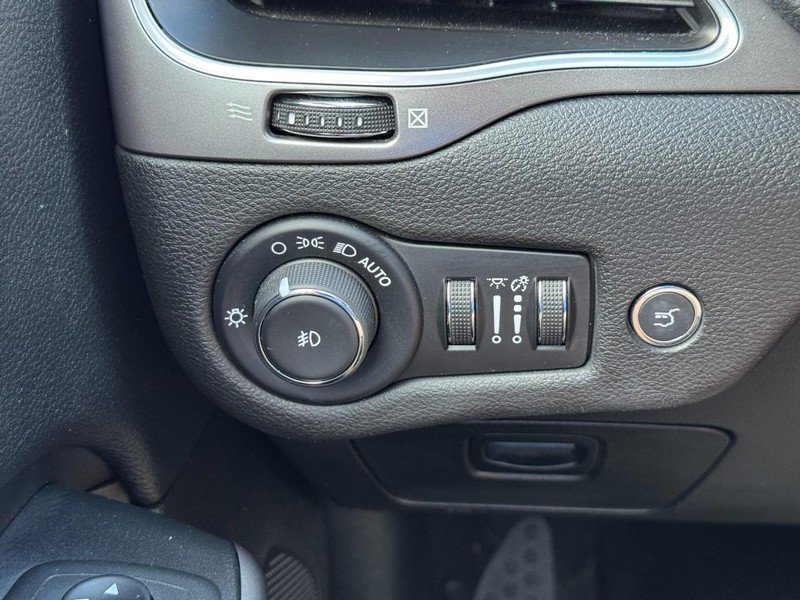 Used 2020 Jeep Cherokee Latitude Plus w/ Comfort/Convenience Group AWD/4WD image 19