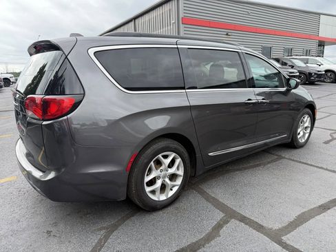 Used 2017 Chrysler Pacifica Touring-L w/ Tire & Wheel Group FWD image 4