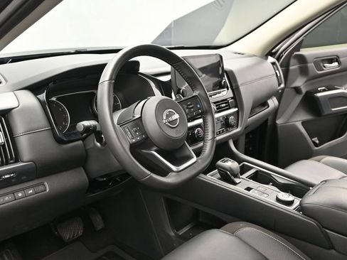 Used 2025 Nissan Pathfinder SL AWD/4WD image 12