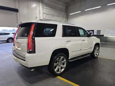 Used 2018 Cadillac Escalade Luxury RWD image 2