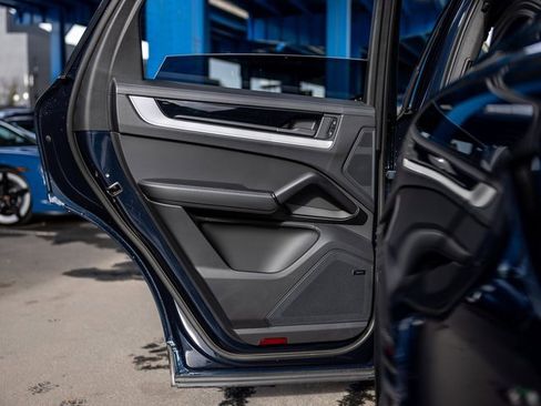 Certified 2025 Porsche Cayenne S image 38