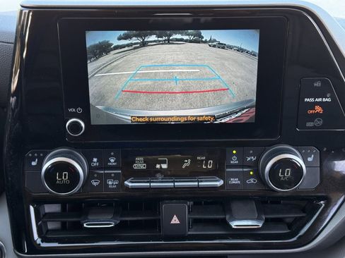 Used 2023 Toyota Highlander XLE image 14
