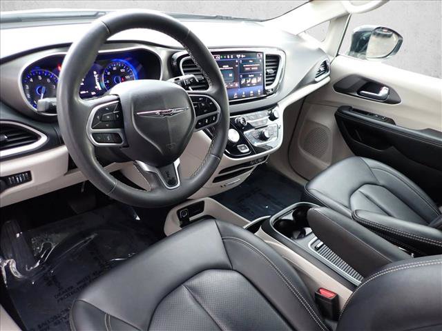 Used 2024 Chrysler Pacifica Touring-L FWD image 12