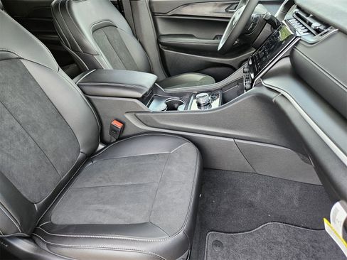 New 2025 Jeep Grand Cherokee L Altitude image 16