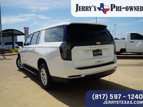 Used 2025 Chevrolet Suburban LT w/ Comfort Package AWD/4WD image 2
