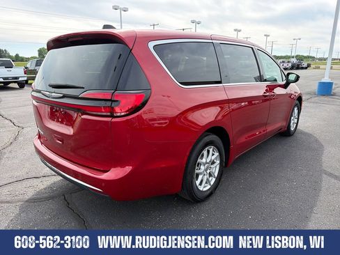 Used 2025 Chrysler Pacifica Select FWD image 5