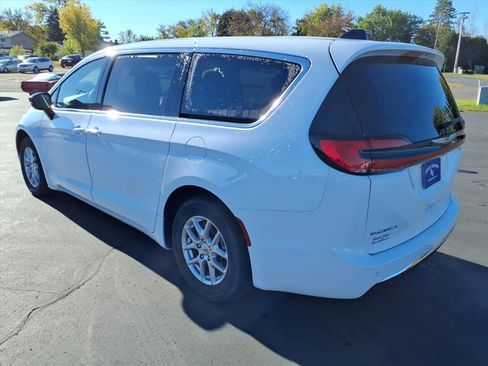 Used 2024 Chrysler Pacifica Touring-L image 3