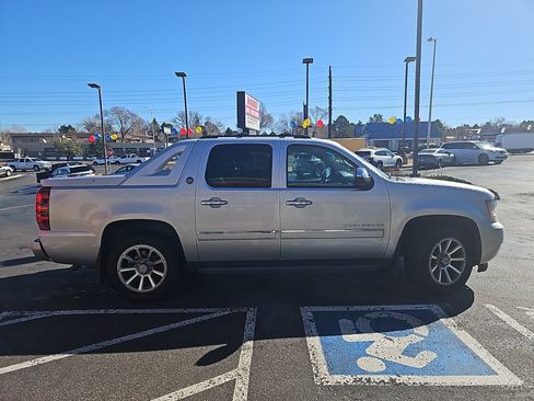 Used 2013 Chevrolet Avalanche LTZ image 3