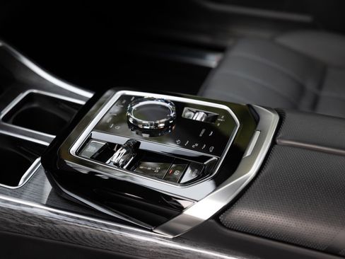 Used 2024 BMW 760i xDrive w/ Premium Package 2 image 23