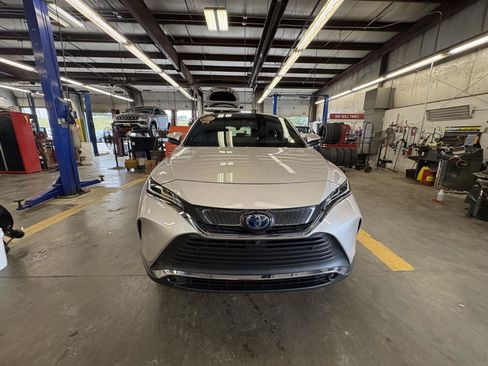 Used 2021 Toyota Venza Limited w/ Advanced Technology Package AWD/4WD image 9