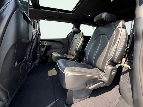 Used 2019 Chrysler Pacifica Limited w/ S Appearance Package FWD image 28