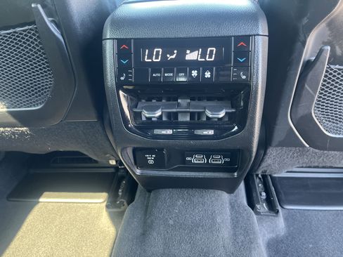 Used 2021 Jeep Grand Cherokee L Summit w/ Luxury Tech Group V image 17