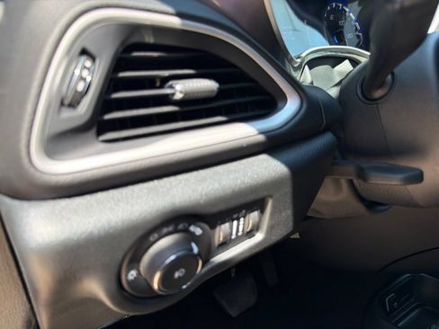 Used 2025 Chrysler Pacifica Select FWD image 29