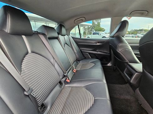 Used 2020 Toyota Camry SE FWD image 11