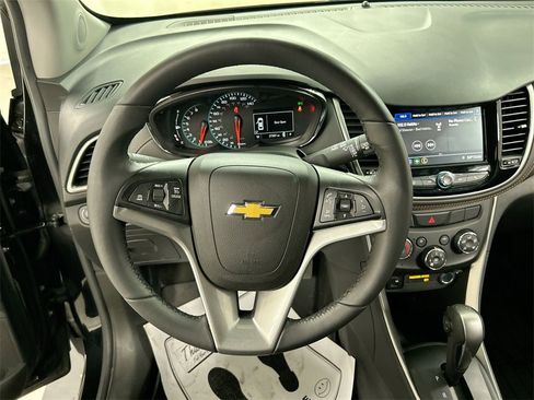 Used 2022 Chevrolet Trax LT w/ Driver Confidence Package image 4