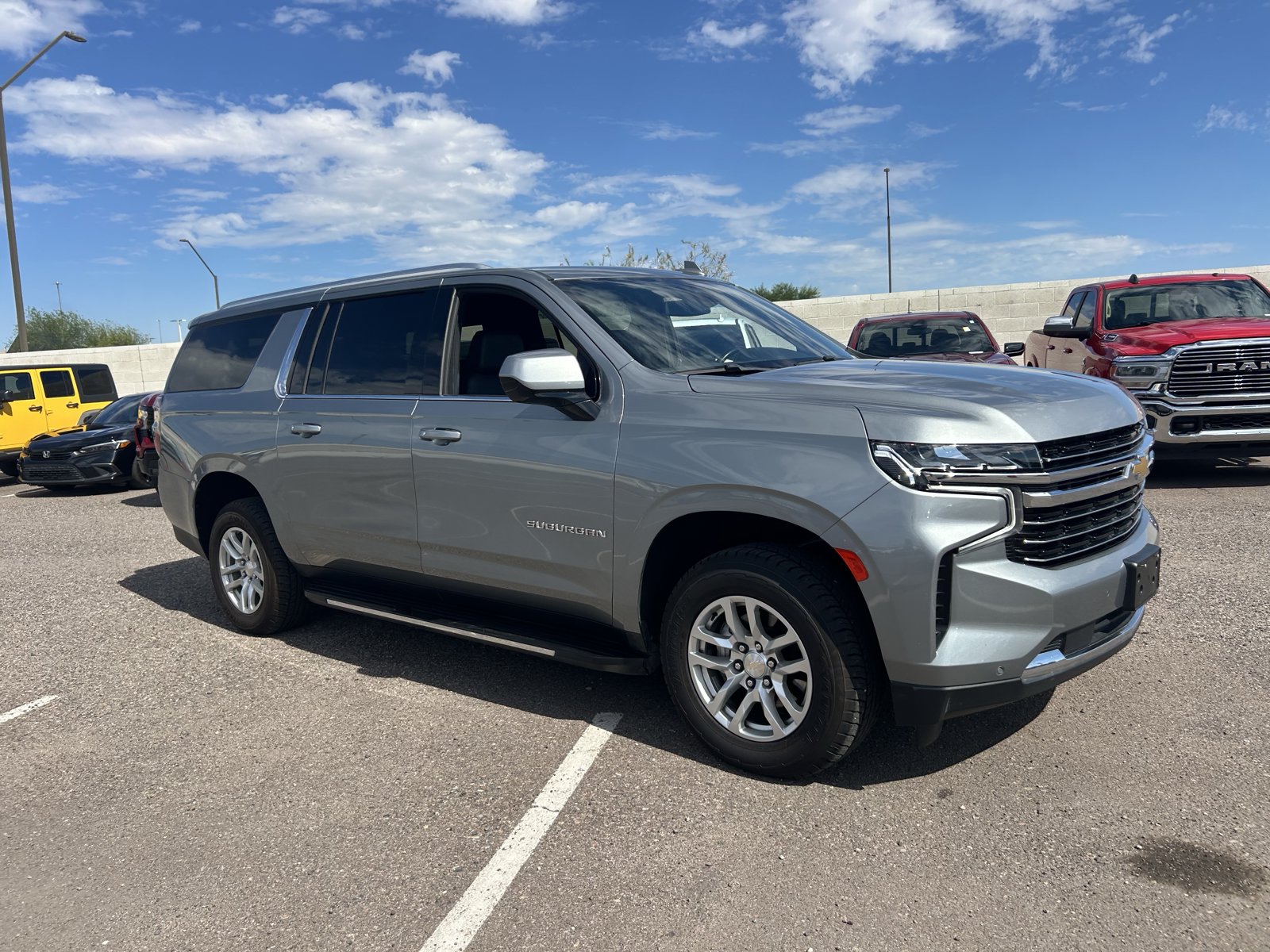 Used 2024 Chevrolet Suburban LT RWD image 7