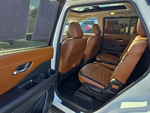 Used 2024 Nissan Pathfinder Platinum image 15