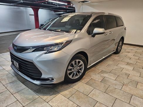 Used 2021 Toyota Sienna XLE image 5