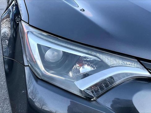 Used 2018 Toyota RAV4 LE image 24