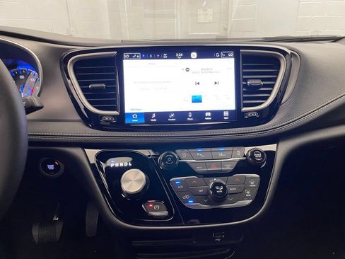 New 2027 Chrysler Pacifica Select FWD image 10