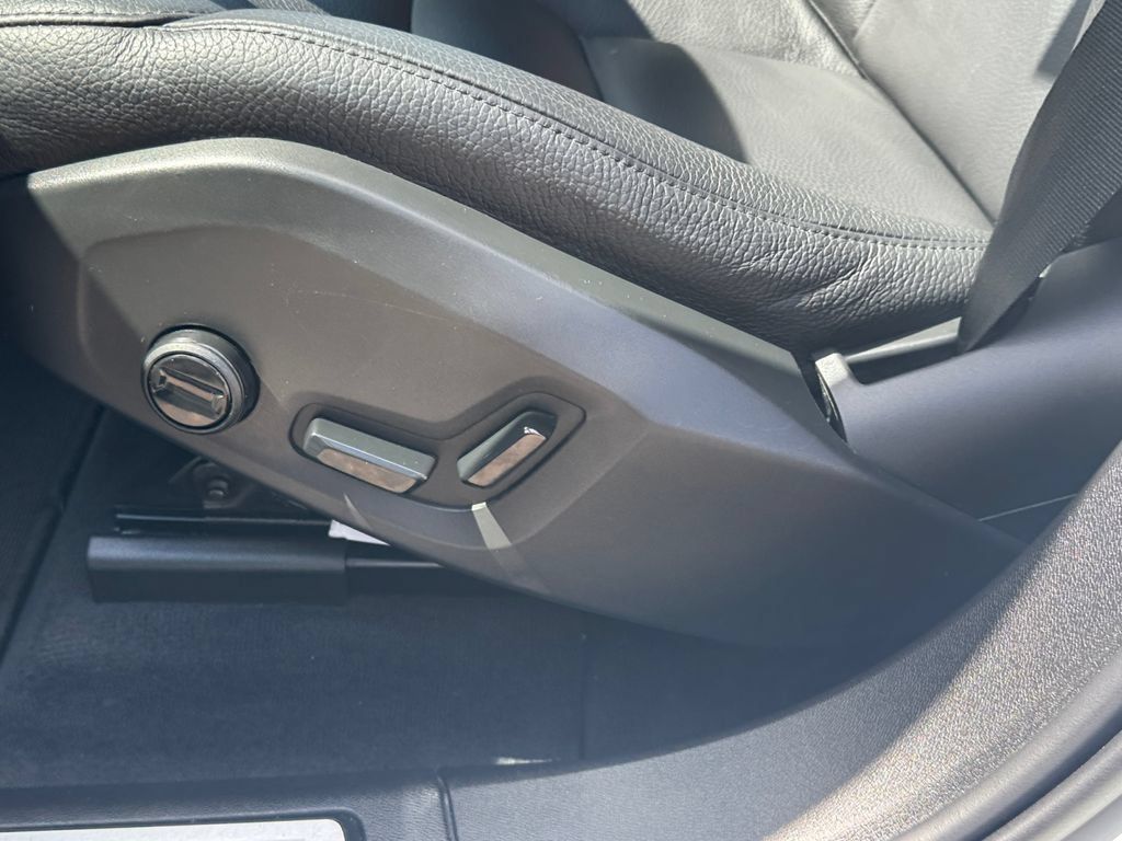 Used 2025 Volvo XC60 B5 Plus AWD/4WD image 19