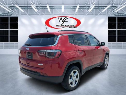Used 2023 Jeep Compass Latitude w/ Convenience Group AWD/4WD image 3