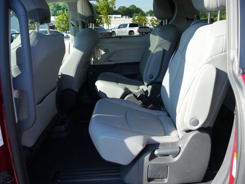 Used 2023 Toyota Sienna XLE FWD image 15