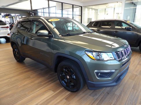 Used 2018 Jeep Compass Latitude w/ Cold Weather Group AWD/4WD image 3