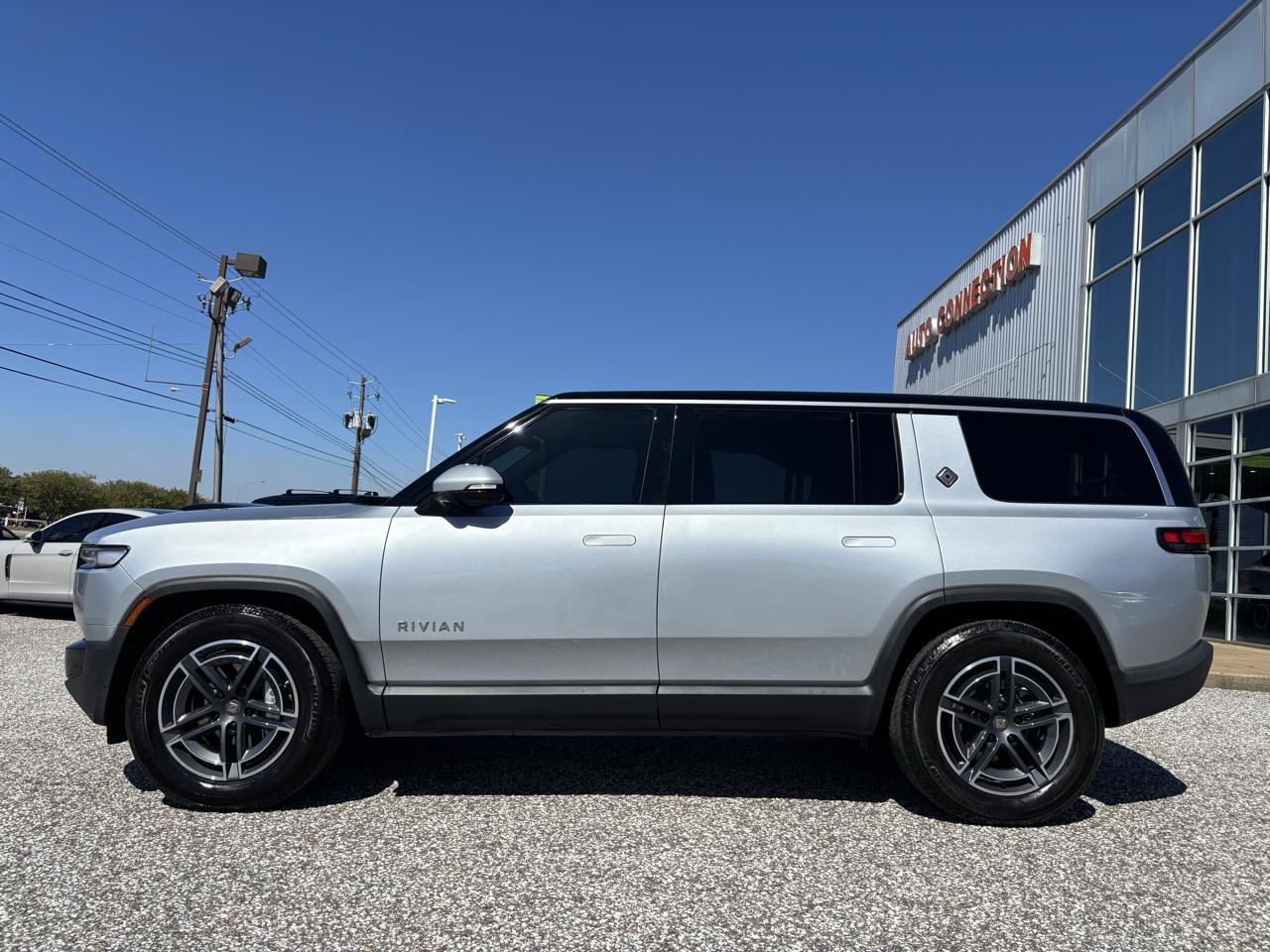 Used 2025 Rivian R1S Adventure Dual AWD/4WD image 2
