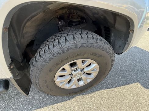 Used 2017 Toyota Tacoma SR5 w/ Tow Package image 29