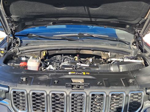 Used 2024 Jeep Grand Cherokee Laredo image 32