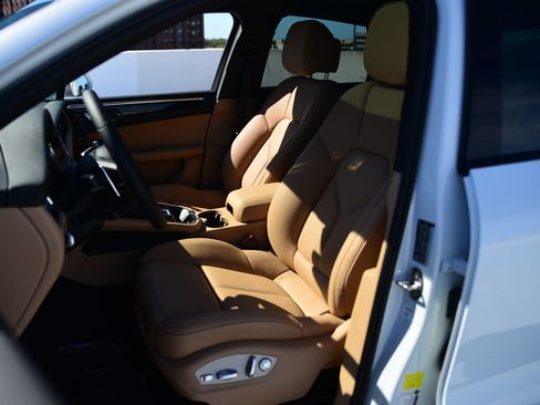 Certified 2026 Porsche Macan AWD/4WD image 13