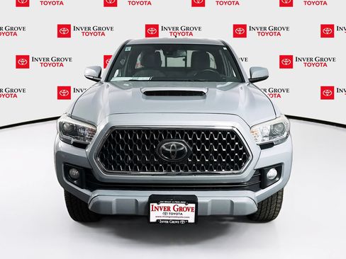 Used 2018 Toyota Tacoma TRD Sport AWD/4WD image 2