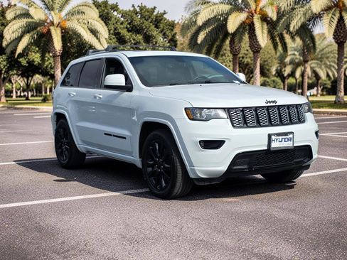 Used 2019 Jeep Grand Cherokee Altitude RWD image 4