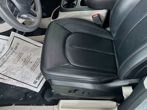 Certified 2024 Chrysler Pacifica Touring-L image 29