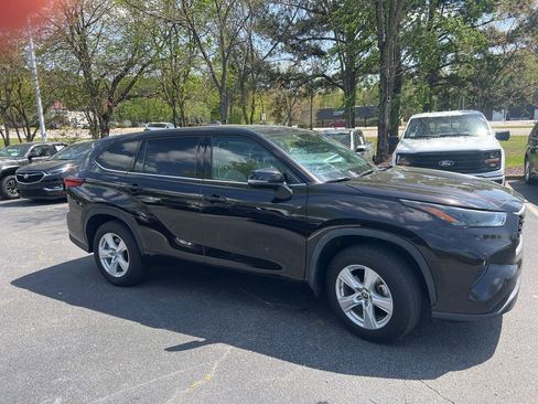 Used 2022 Toyota Highlander LE image 11