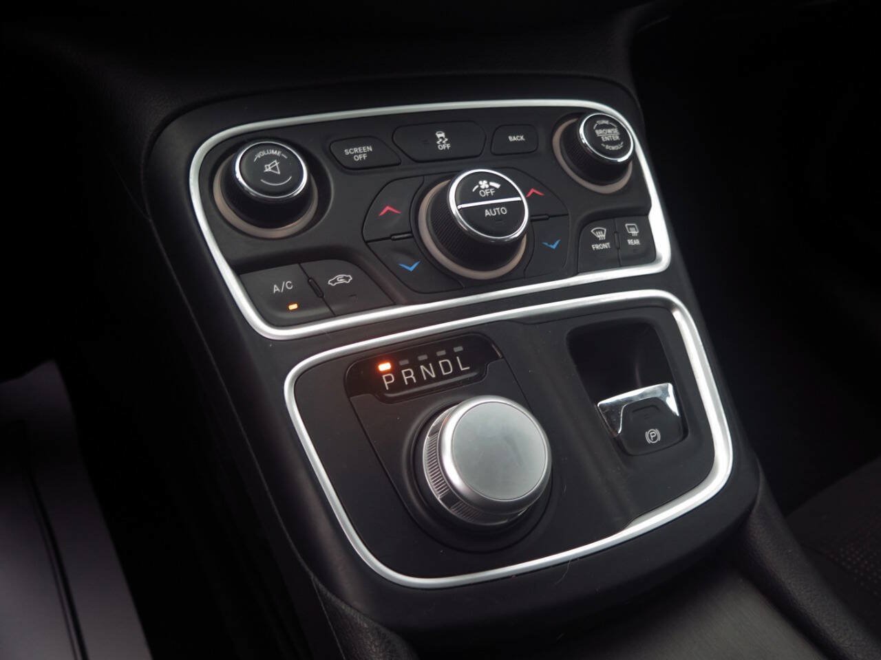 Used 2015 Chrysler 200 Limited w/ Convenience Group FWD image 11