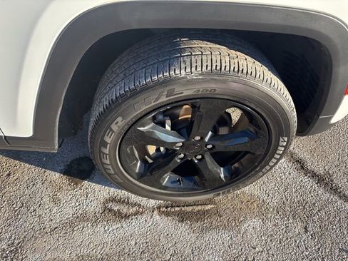 Used 2023 Jeep Grand Cherokee Altitude image 7