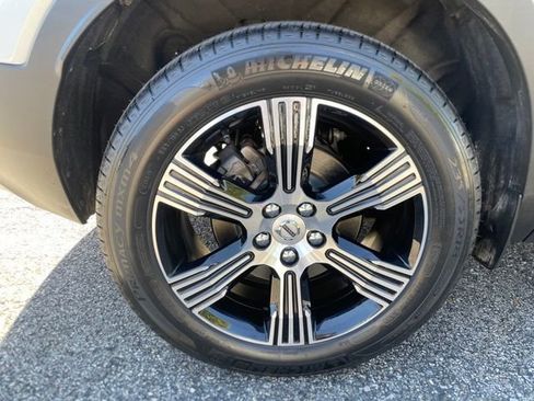 Used 2022 Volvo XC40 T5 Inscription w/ Climate Package image 11