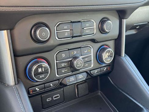 Used 2024 Chevrolet Suburban LT image 30