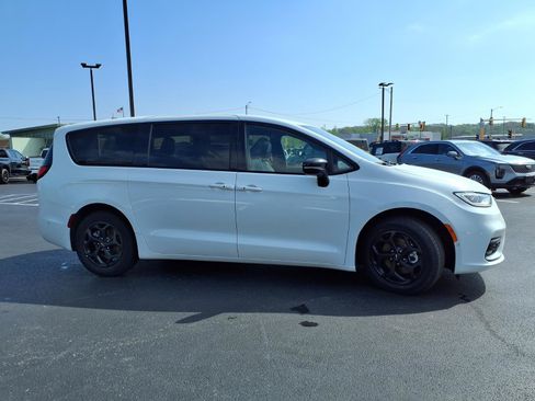 Used 2024 Chrysler Pacifica Limited FWD image 28