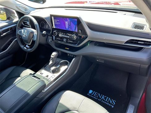 Used 2023 Toyota Highlander Limited image 19