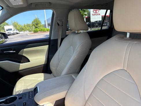 Used 2021 Toyota Highlander XLE FWD image 8