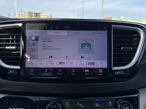 Used 2023 Chrysler Pacifica Touring-L image 16