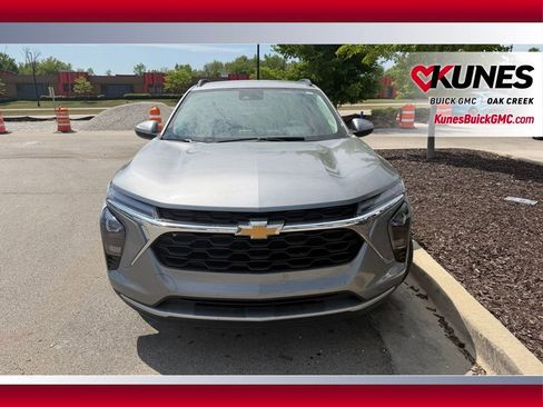 Used 2025 Chevrolet Trax LT FWD image 3