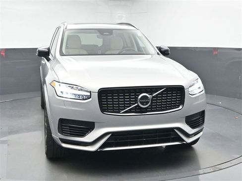 Used 2023 Volvo XC90 T8 Plus image 2